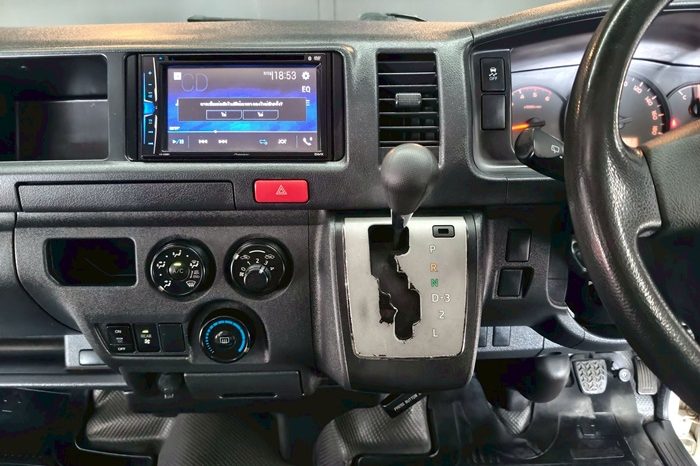 TOYOTA 2WD 2018 3.0 AT COMMUTER WHITE  3920 full