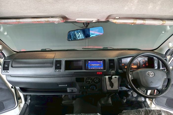 TOYOTA 2WD 2018 3.0 AT COMMUTER WHITE  3920 full
