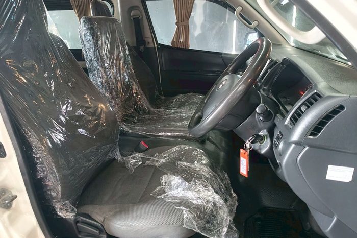 TOYOTA 2WD 2018 3.0 AT COMMUTER WHITE  3920 full