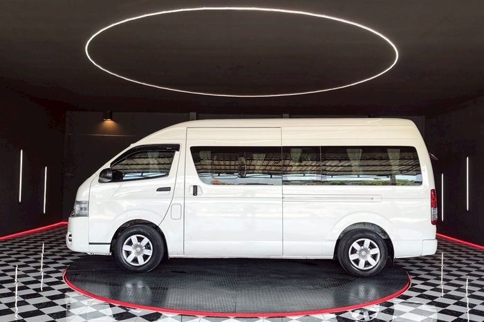 TOYOTA 2WD 2018 3.0 AT COMMUTER WHITE  3920 full