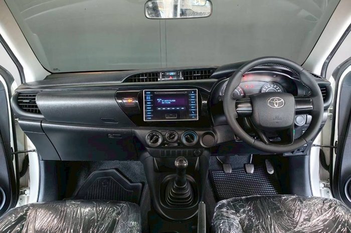 REVO 2WD 2017 2.4J MT SMART CAB WHITE  5372 full