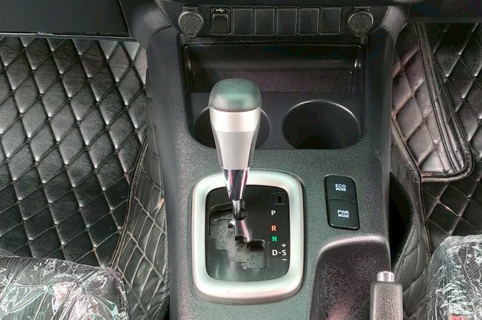 REVO PRE 2020 2.4E AT DOUBLE CAB WHITE  580 full