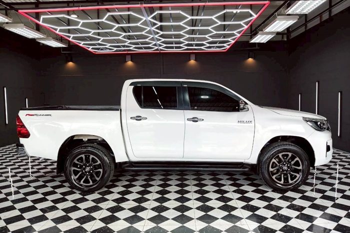 REVO PRE 2020 2.4E AT DOUBLE CAB WHITE  580 full