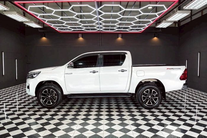 REVO PRE 2020 2.4E AT DOUBLE CAB WHITE  580 full