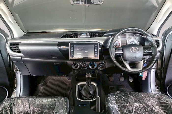 REVO 4WD 2021 2.4 MID MT SMART CAB SILVER  6005 full