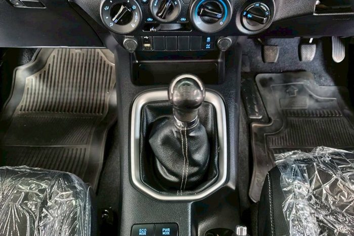 REVO 4WD 2021 2.4 MID MT SMART CAB SILVER  6005 full