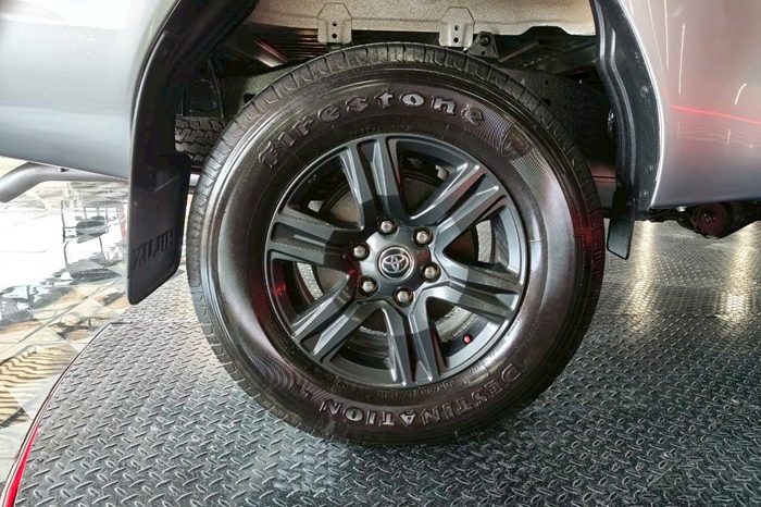 REVO 4WD 2021 2.4 MID MT SMART CAB SILVER  6005 full