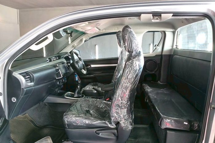 REVO 4WD 2021 2.4 MID MT SMART CAB SILVER  6005 full