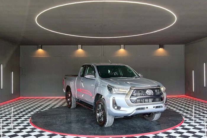 REVO 4WD 2021 2.4 MID MT SMART CAB SILVER  6005 full