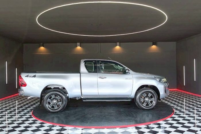 REVO 4WD 2021 2.4 MID MT SMART CAB SILVER  6005 full