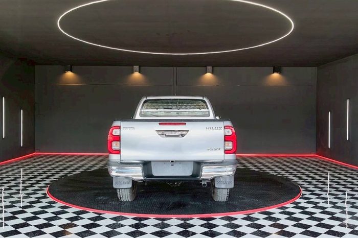REVO 4WD 2021 2.4 MID MT SMART CAB SILVER  6005 full