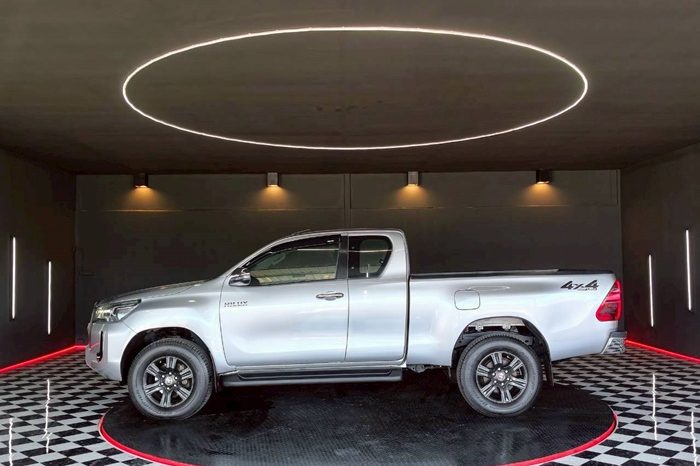 REVO 4WD 2021 2.4 MID MT SMART CAB SILVER  6274 full
