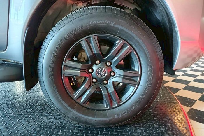 REVO 4WD 2021 2.4 MID MT SMART CAB SILVER  6274 full