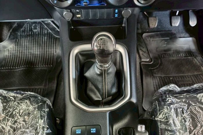 REVO 4WD 2021 2.4 MID MT SMART CAB SILVER  6274 full