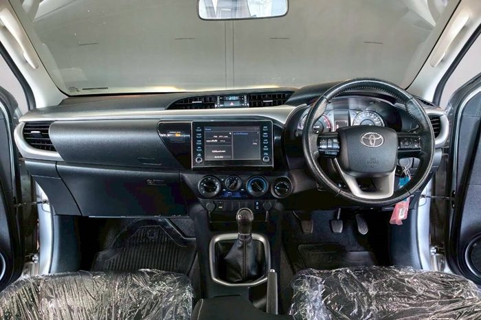 REVO 4WD 2021 2.4 MID MT SMART CAB SILVER  6274 full