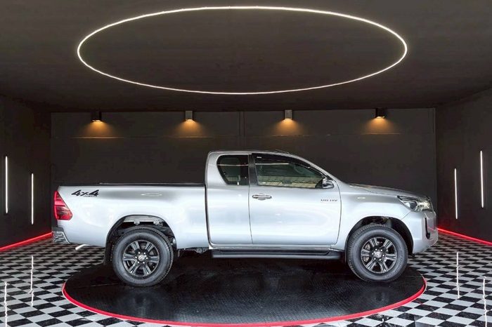 REVO 4WD 2021 2.4 MID MT SMART CAB SILVER  6274 full