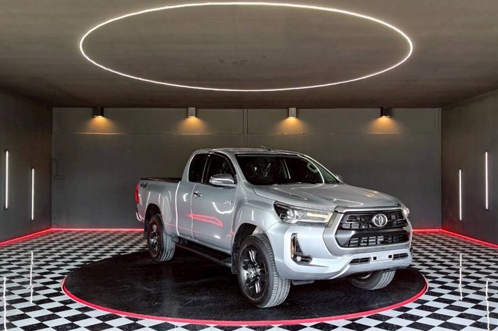 REVO 4WD 2021 2.4 MID MT SMART CAB SILVER  6274 full