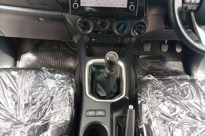 REVO 4WD 2021 2.4 MID MT SMART CAB SILVER  6274 full