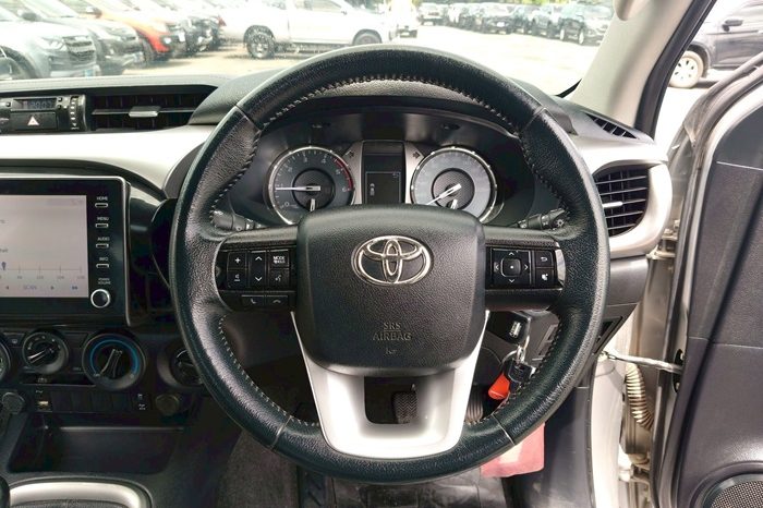 REVO 4WD 2021 2.4 MID MT SMART CAB SILVER  6274 full