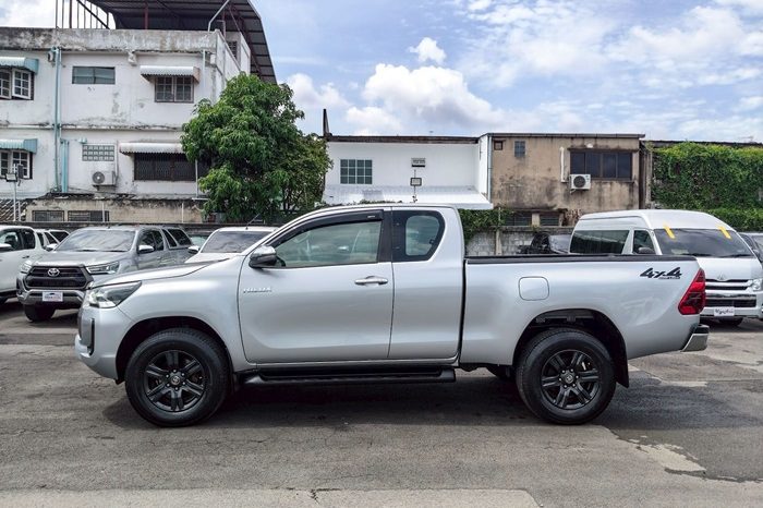 REVO 4WD 2021 2.4 MID MT SMART CAB SILVER  6274 full