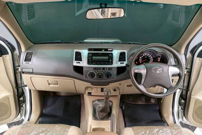 VIGO 2WD 2012 2.5G MT SMART CAB SILVER  9384 full