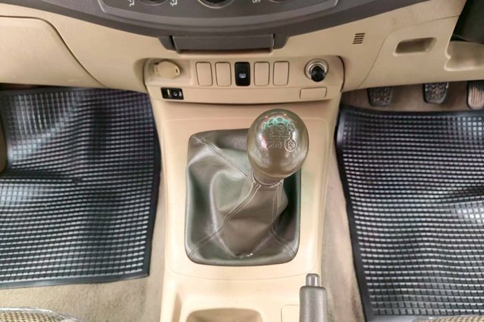 VIGO 2WD 2012 2.5G MT SMART CAB SILVER  9384 full