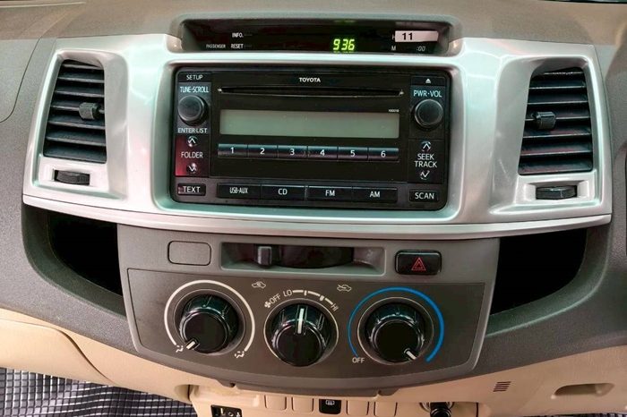 VIGO 2WD 2012 2.5G MT SMART CAB SILVER  9384 full