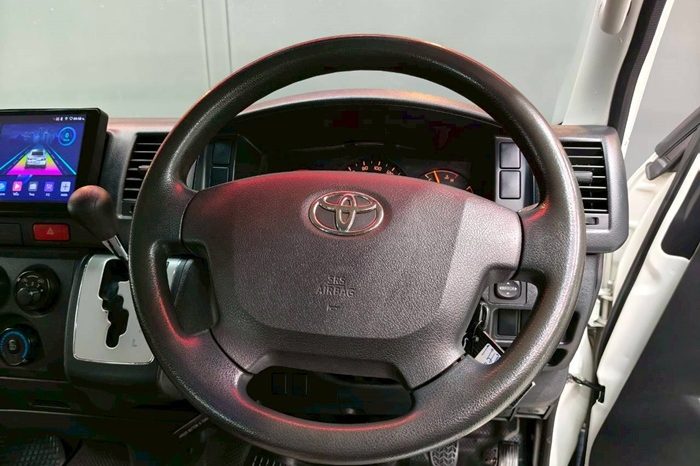 TOYOTA 2WD 2019 3.0 AT COMMUTER WHITE  944 full