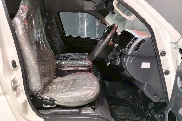 TOYOTA 2WD 2019 3.0 AT COMMUTER WHITE  944 full