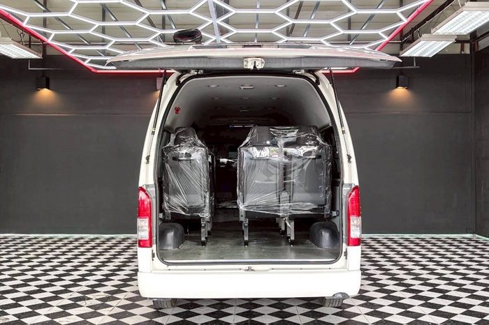 TOYOTA 2WD 2019 3.0 AT COMMUTER WHITE  944 full