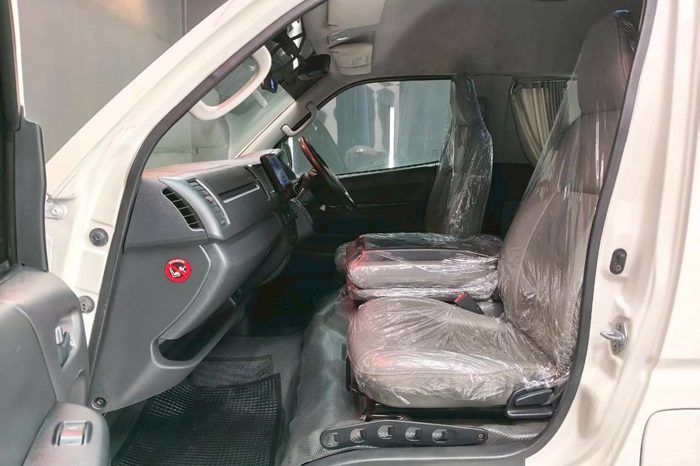 TOYOTA 2WD 2019 3.0 AT COMMUTER WHITE  944 full