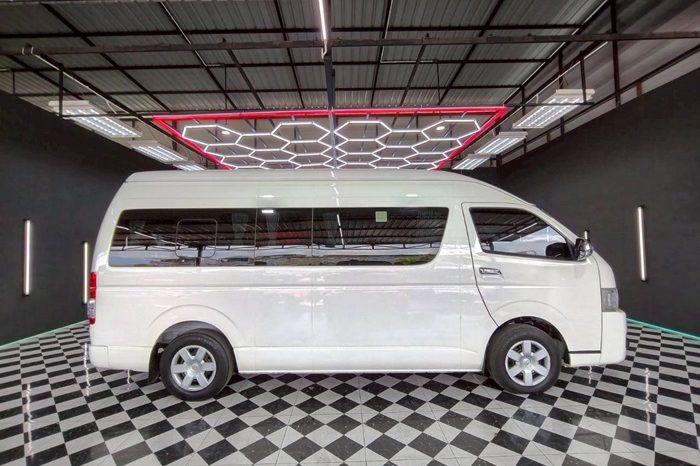 TOYOTA 2WD 2019 3.0 AT COMMUTER WHITE  944 full
