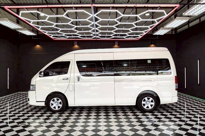 TOYOTA 2WD 2019 3.0 AT COMMUTER WHITE  944 full