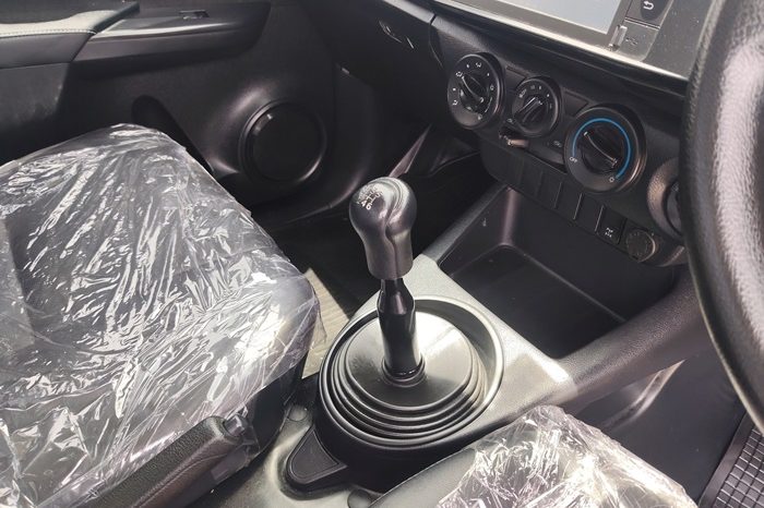 REVO 4WD 2023 2.8 ENTRY MT STANDARD WHITE  9761 full