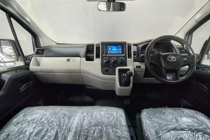 REVO 4WD 2021 2.8 ENTRY MT STANDARD WHITE  7098 full