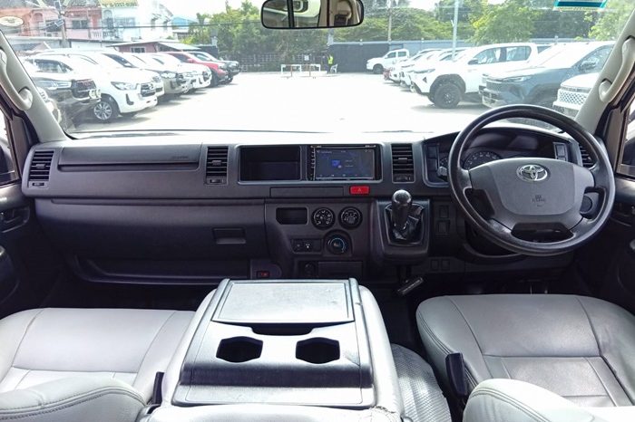 TOYOTA 2WD 2018 3.0 MT COMMUTER SILVER  3971 full