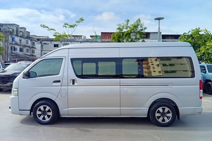 TOYOTA 2WD 2018 3.0 MT COMMUTER SILVER  3971 full