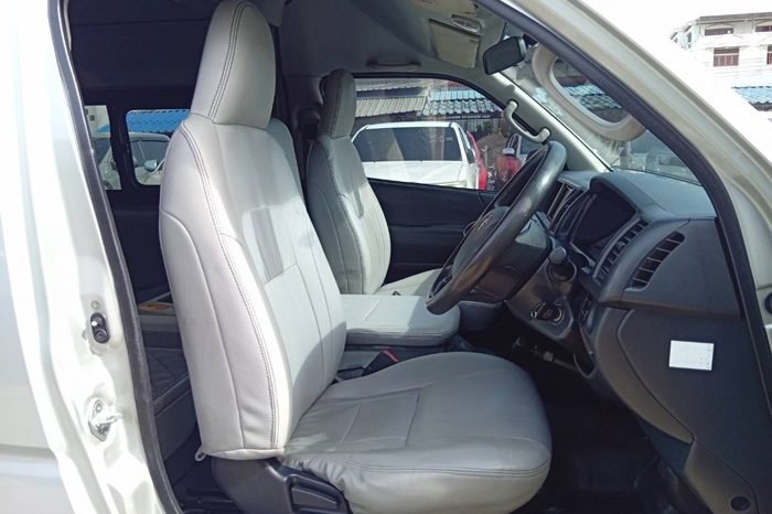 TOYOTA 2WD 2018 3.0 MT COMMUTER SILVER  3971 full