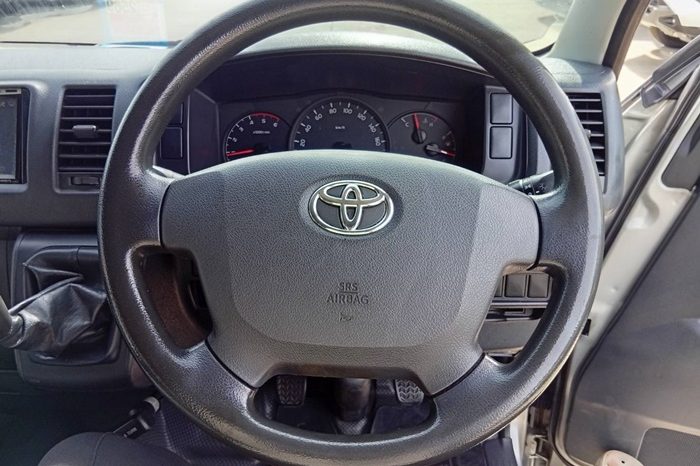 TOYOTA 2WD 2018 3.0 MT COMMUTER SILVER  3971 full