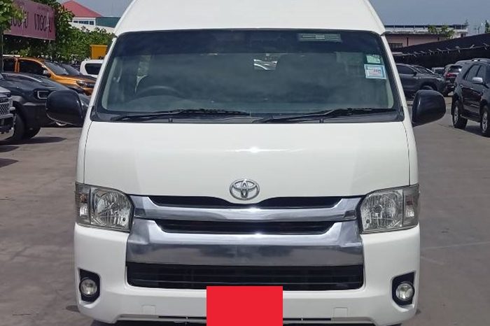 TOYOTA 2WD 2019 2.7 MT COMMUTER WHITE  8236 full