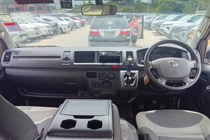 TOYOTA 2WD 2019 2.7 MT COMMUTER WHITE  8236 full