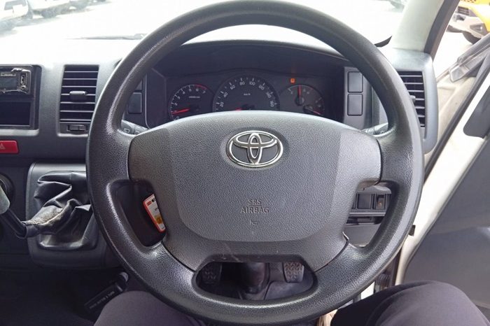 TOYOTA 2WD 2019 2.7 MT COMMUTER WHITE  8236 full