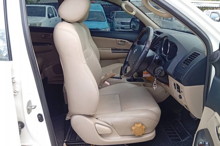 TOYOTA 4WD 2008 3.0V AT FORTUNER WHITE   9058 full