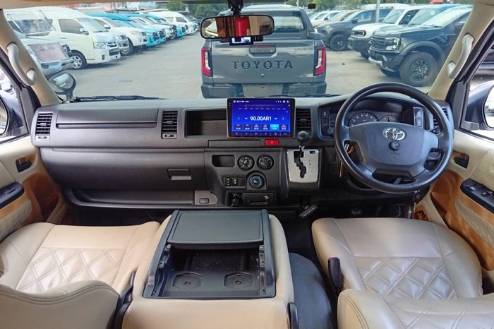 TOYOTA 2WD 2019 3.0 AT COMMUTER SILVER  8040 full