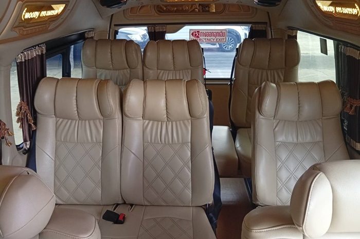 TOYOTA 2WD 2019 3.0 AT COMMUTER SILVER  8040 full