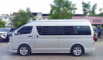 TOYOTA 2WD 2019 3.0 AT COMMUTER SILVER  8040 full
