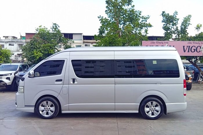TOYOTA 2WD 2019 3.0 AT COMMUTER SILVER  8040 full