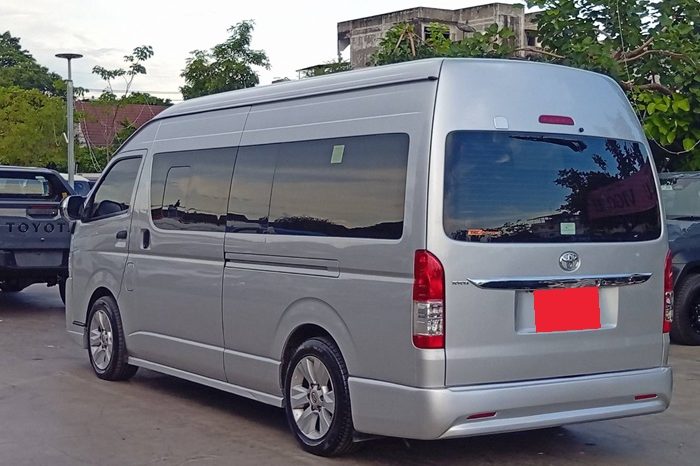 TOYOTA 2WD 2019 3.0 AT COMMUTER SILVER  8040 full