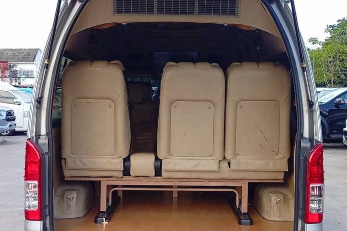 TOYOTA 2WD 2019 3.0 AT COMMUTER SILVER  8040 full