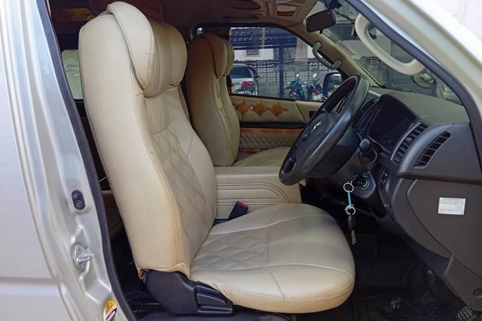 TOYOTA 2WD 2019 3.0 AT COMMUTER SILVER  8040 full